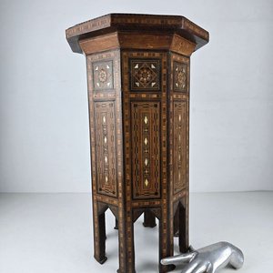 Lote anterior: Mesa Turca Octogonal con Incrustaciones de Madera y Nácar