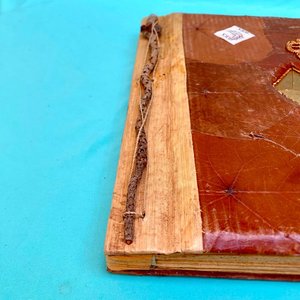 álbum artesanal con una cubierta rústica de color marrón, decorada con texturas que parecen hojas secas. Sin uso. Indonesia. 37 cm x 31.5 cm. - imagen 4
