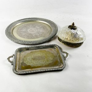 Lote de 3 piezas: 2 bandejas de metal calado y plafón de vidrio tallado - imagen 1