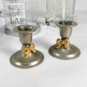 Lote de 5 piezas: Botellón de vidrio, recipiente blanco y candeleros vintage - imagen 2