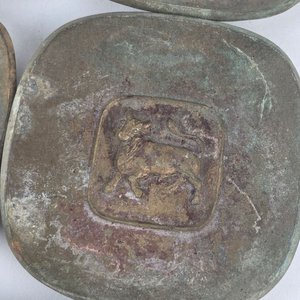 Set de 7 antiguos posavasos o ceniceros de bronce con signos del zodíaco - imagen 4