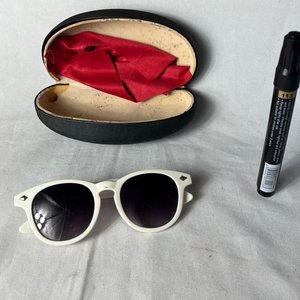 Lote anterior: Lentes de Sol Blancos con Estuche Vintage