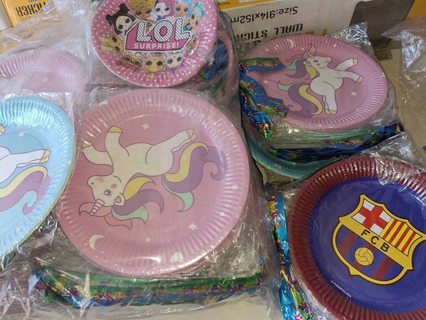 Platos Descartables Infantiles con Diseños de Unicornios y LOL Surprise
