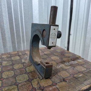 Mesa de Trabajo Antigua con Prensa Manual de Palanca y Base de Máquina de Coser - imagen 3