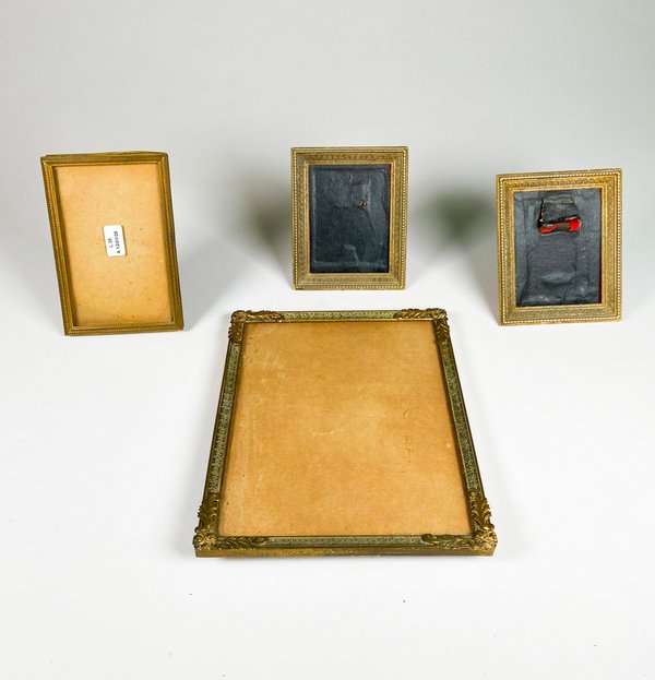 Lote siguiente: Cuatro portarretratos de bronce de diferentes tamaños para decoración