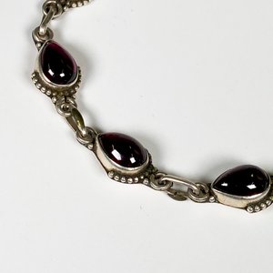 Pulsera de Plata con Piedras Granates Facetadas - imagen 4