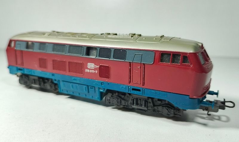 Locomotora motorizada DB 216 011-7 a escala HO - imagen 2
