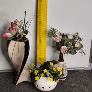 Lote siguiente: Tres Floreros con Flores Artificiales de Distintos Tamaños