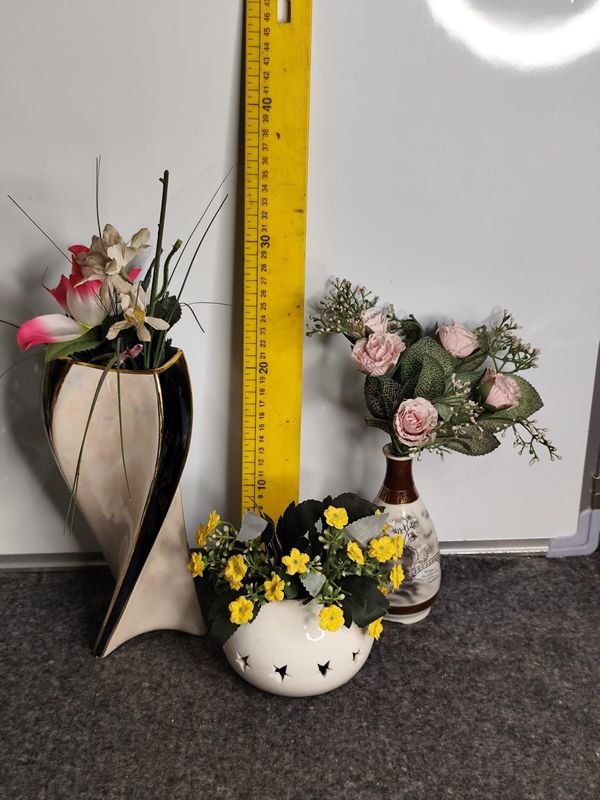 Tres Floreros con Flores Artificiales de Distintos Tamaños