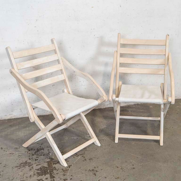 Lote siguiente: Sillas plegables de madera con asientos de cuero para re pintar