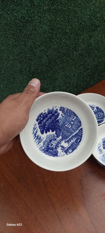 Platos y tazas de porcelana blanca y azul - imagen 5