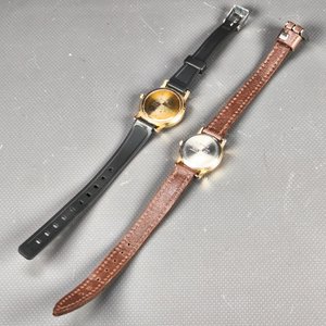 Dos Relojes Casio Dorados Analógicos con Mallas de Cuero y Goma - imagen 4