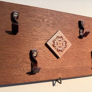 Perchero de Pared Rústico en Madera con Detalles Cerámicos y Ganchos de Hierro - imagen 2