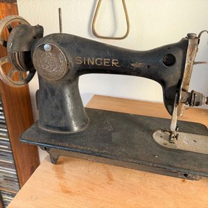 2 Máquinas de Coser Antiguas Singer sobre Mesa de Hierro con Pedal - imagen 3