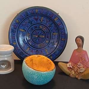 Conjunto Decorativo: Plato Azul, Figuras y Recipientes - imagen 4