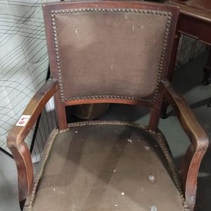 Sillón Antiguo de Madera con Tapizado Marrón y Tachas - imagen 2