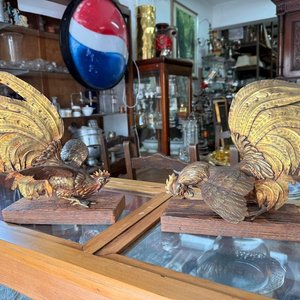 Pareja de Gallos Decorativos en Bronce con Bases de Madera Antigua - imagen 2