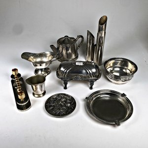 Lote de 9 Piezas de Metal Plateado: Cafetera, Jarros, Cenicero y Más - imagen 2