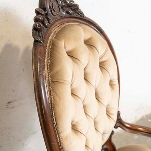 Butaca Victoriana Tapizada en Terciopelo Beige con Respaldo Capitoné - imagen 3