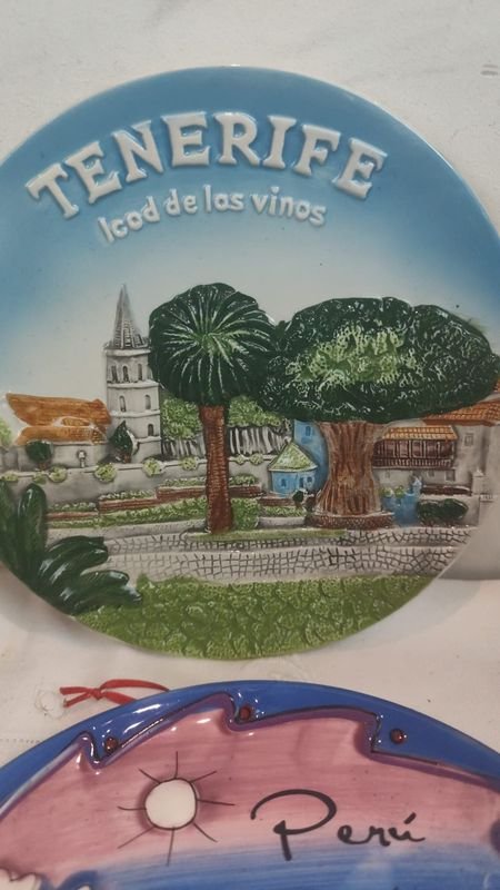 Dos platos de souvenil cerámicos - imagen 2