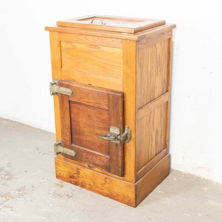 Antigua Conservadora de Roble con Puertas y Luz - Mueble Vinera