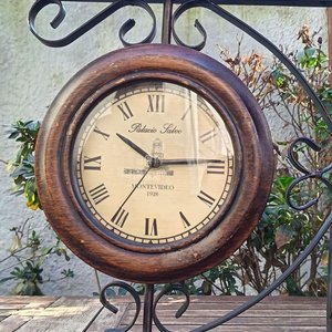 Reloj Decorativo de Pared Doble Faz con Soporte de Hierro Forjado -  Conmemorativo Palacio Salvo de Montevideo (1928)- Medidas Soporte: 41,5 cm x 49 cm / Medidas Reloj Diámetro 26 cm x Alto 41,5 cm x 49 cm cm Aprox. - imagen 3