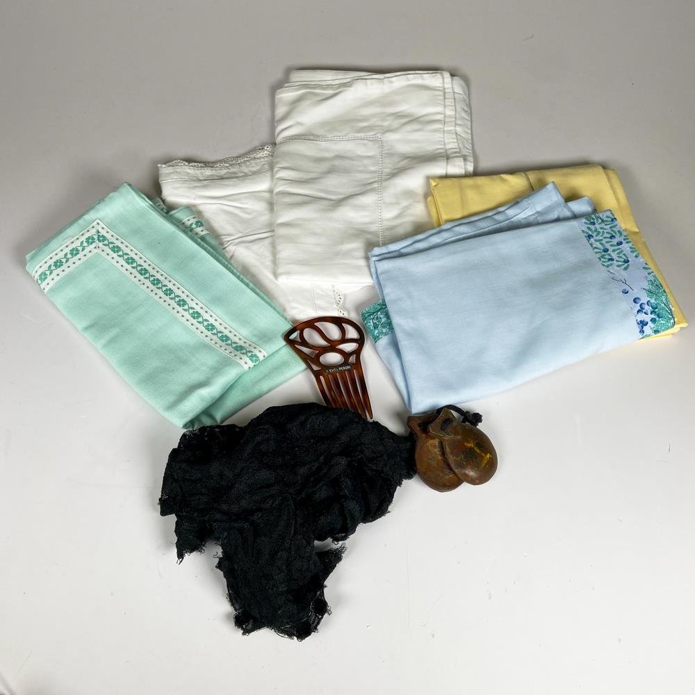 Seis fundas, mantilla, castañuelas y peineta