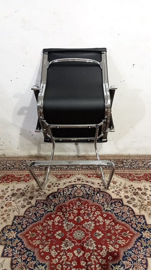Sillón de cuero negro con tapizado en tela y base cromada - imagen 5