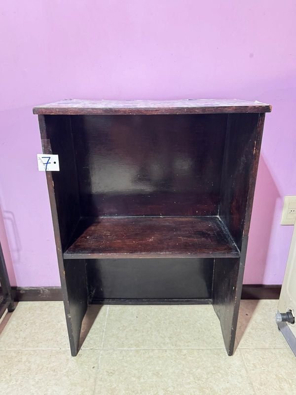 Mueble de madera con diseño floral - imagen 3
