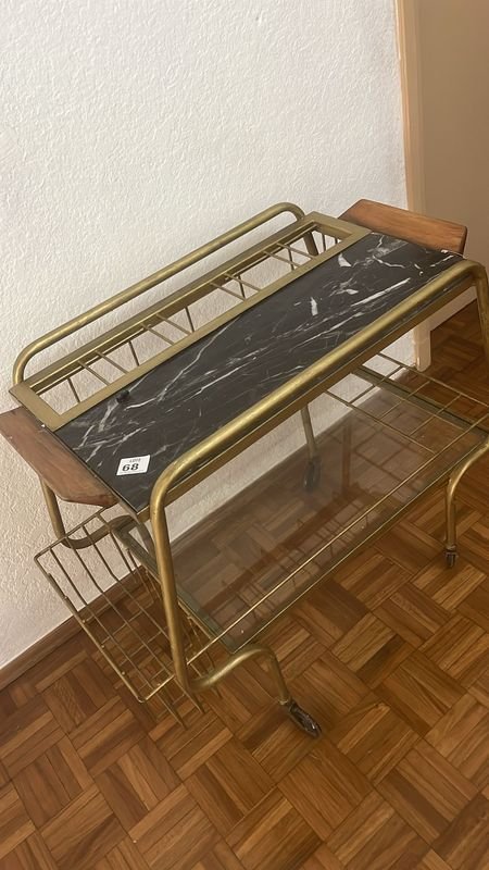 Mesa auxiliar de cocina con tapa de mármol y estructura metálica dorada - imagen 4