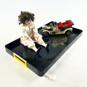 Bandeja Decorativa con Muñeca de Porcelana y Miniatura de Auto Antiguo - imagen 1