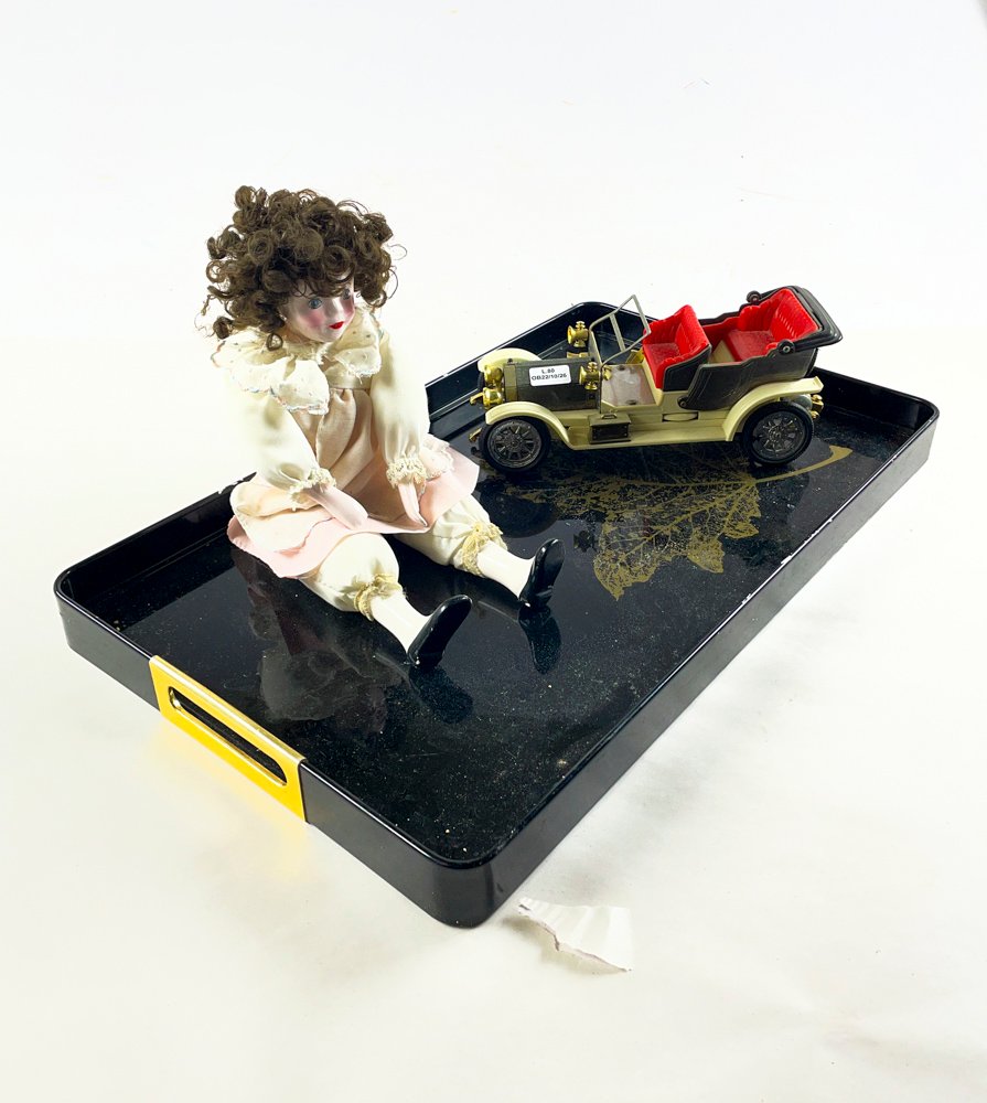 Bandeja Decorativa con Muñeca de Porcelana y Miniatura de Auto Antiguo
