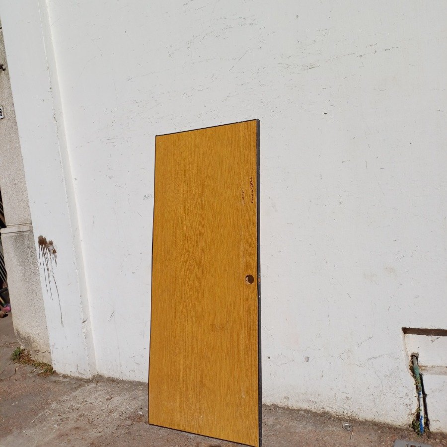 Puerta interior de madera con accesorios metálicos - imagen 3