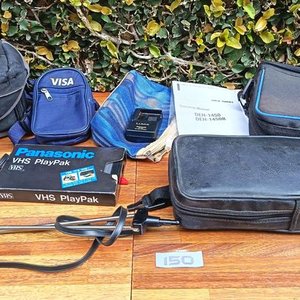 Lote de Cámara Panasonic Lumix, VHS PlayPak y Accesorios - imagen 1
