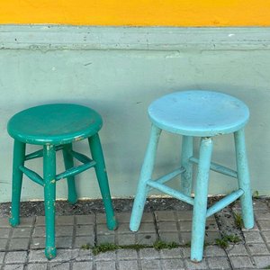 Sillas y Taburetes de Madera en Tonos Celestes y Verdes - imagen 2