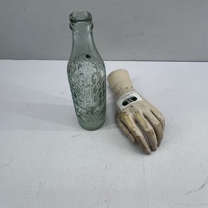 Botella Antigua de Vidrio con Mano de Maniquí Vintage - imagen 3