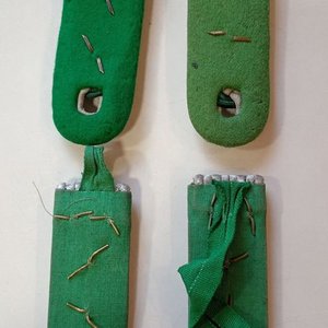 Par de Charreteras Militares Verdes con Estrellas Plateadas - imagen 2