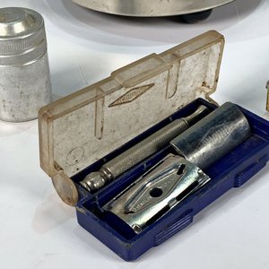 Lote Variado: Máquina de Picar Carne Husqvarna N°8, Caldera Eléctrica Ardeco, Cajas de Cigarrillos y Accesorios Vintage - imagen 2