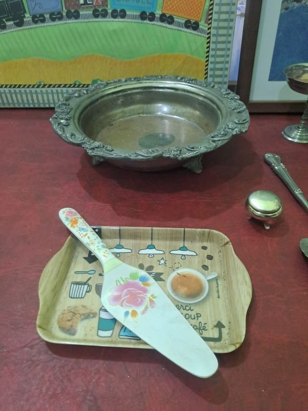 Colección de objetos de plata y melamina con accesorios de mesa y decoración - imagen 3