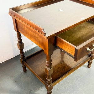 Mesa Auxiliar Inglesa de Caoba con Cajón y Balda - imagen 3