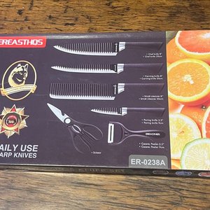 Lote anterior: Set de 6 Cuchillos EREAS THOS con Tijera y Pela Papas