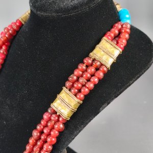 Dos Collares Artesanales: Étnico con Cuentas de Vidrio y Metal, y Diseño en Relieve - imagen 4