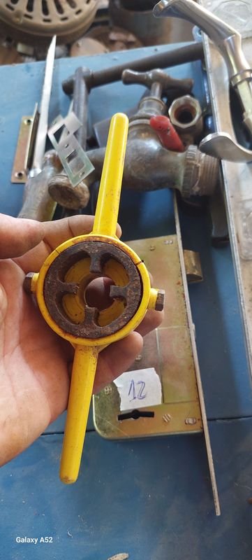 Colección de herramientas y objetos de metal - imagen 2