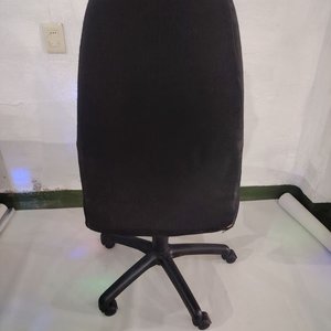 Silla de Escritorio Negra con Respaldo Alto y Ruedas - imagen 5