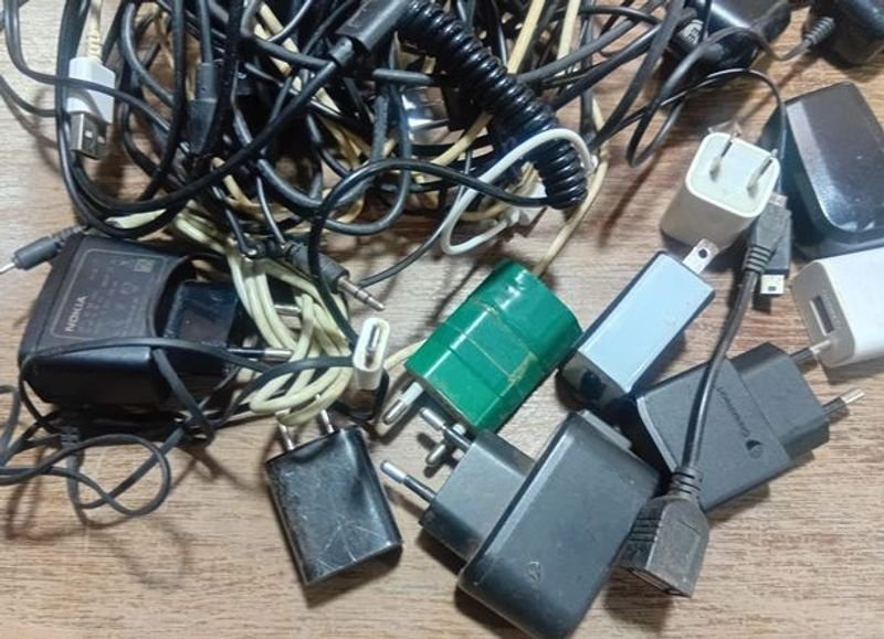 Gran lote de cargadores y cables para teléfonos celulares - imagen 3
