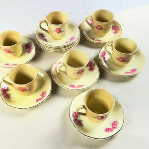 Juego de 17 pocillos y platillos de loza inglesa Thomas Hughes & Son Ltd. con diseño floral - imagen 4