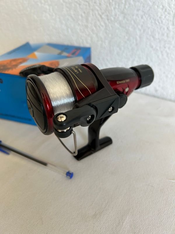 Reel de pesca nuevo y accesorios - imagen 2