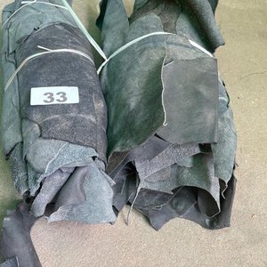 Lote siguiente: Lote de Recortes de Cuero Natural Negro y Gris