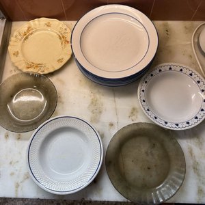 Lote de Platos Surtidos de Cerámica y Vidrio - imagen 5