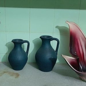Lote anterior: Lote de Vasijas de Barro, Centro de Mesa de Vidrio Rosado y Adornos de Madera